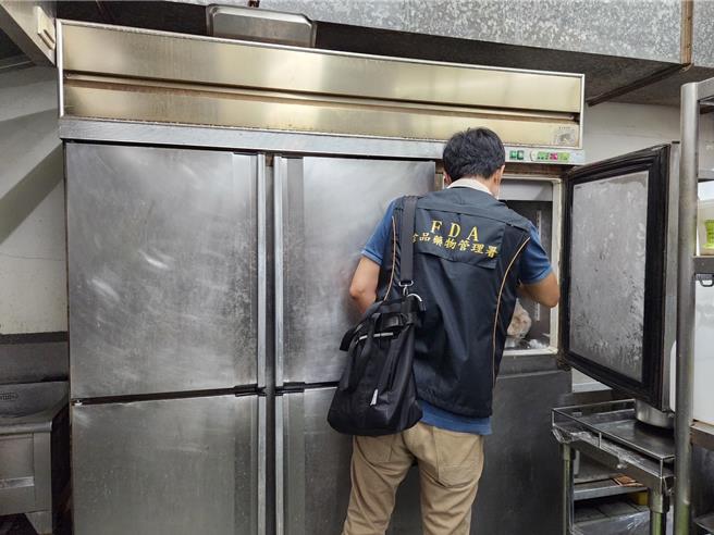 食药署与各县市卫生局合作稽查126家素食餐饮业，共7家业者不合格，不合格项目包括原料过期、防腐剂超标、产品标示不符规定等。（食药署提供）