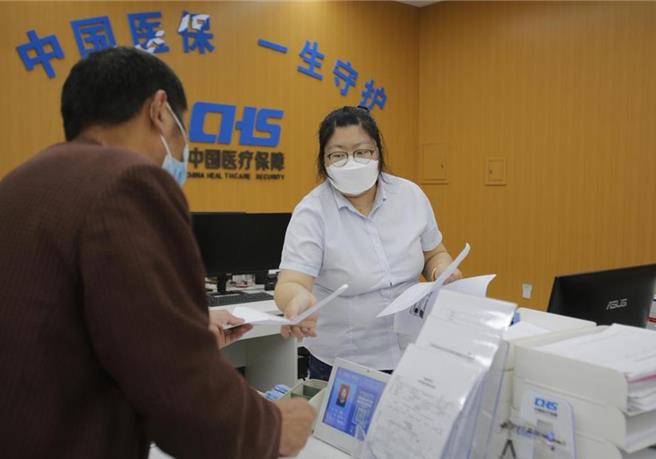 大陸官方統計民眾因醫療而住院率突破20％大關，擔憂衝擊醫保基金帶來沉重負擔。（新華社）