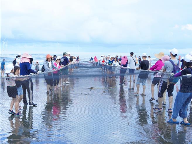 苗栗縣自2020年正式成為慢食組織的一員，秉持「藍色海洋、藍色教育、傳統漁法、藍色組織、藍色旅遊」五大核心理念，積極推動苗栗慢魚海岸。（苗栗縣政府提供／謝明俊苗栗傳真）