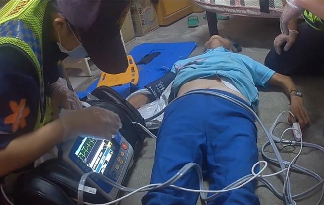 南投縣竹山鎮男子發現母親昏迷倒地打119報案，透過電話指導為母親做CPR，直到救護員趕底接手急救。（南投縣消防局提供／楊靜茹南投傳真）