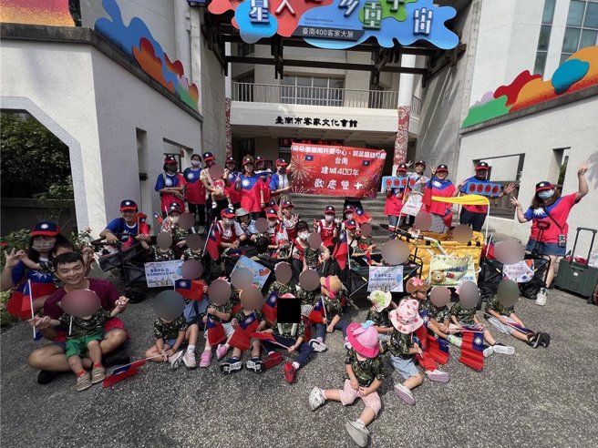 台南市朵朵园托婴与诚品园幼儿园的婴幼儿及家长、老师，9日在南区水萍塭公园周边踩街游行庆祝中华民国生日。（洪荣志摄）