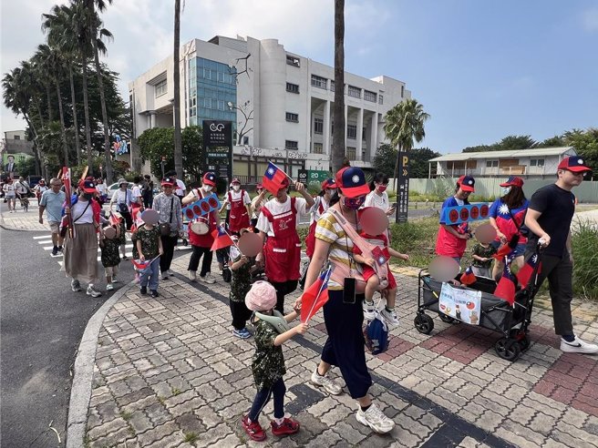 台南市朵朵园托婴与诚品园幼儿园的婴幼儿及家长、老师，9日在南区水萍塭公园周边踩街游行庆祝中华民国生日。（洪荣志摄）