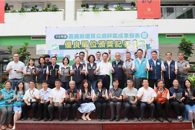 今环保局公开表扬最优良的20个单位，作为其他公厕管理单位的学习标竿。（吕妍庭摄）