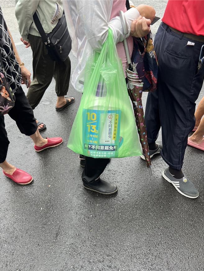 罷樑投票倒數4日，有民眾於臉書社團貼文質疑固樑志工連同禮品和文宣一同發放，有違反選罷法之嫌。（山海公民提供／徐佑昇基隆傳真）