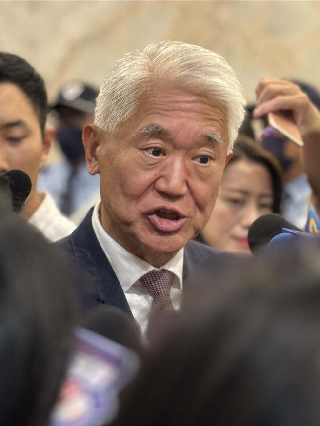 新光金股東臨時會通過新新併，董事長魏寶生受訪時表示，會積極與員工溝通，員工安置計畫出爐後，新新併儘量月底前送件金管會審核。(洪凱音攝／洪凱音台北傳真)