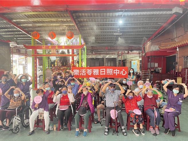 樂活苓雅日間照顧中心今（9）日上午安排長輩參加社區活動，在照服員陪同下共有23位長輩，一起前往意誠堂關帝廟，欣賞唱歌舞蹈表演。（翻攝畫面／紀爰高雄傳真）