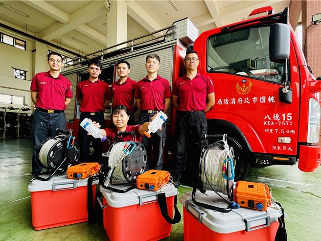 八德在地企业「芝普企业股份有限公司」于8日捐赠敌腐灵溶液(LPMD)、六氟灵溶液 (LPMF)、葡萄糖酸钙软膏及三组救援导光索给八德消防队。（八德消防分队提供）