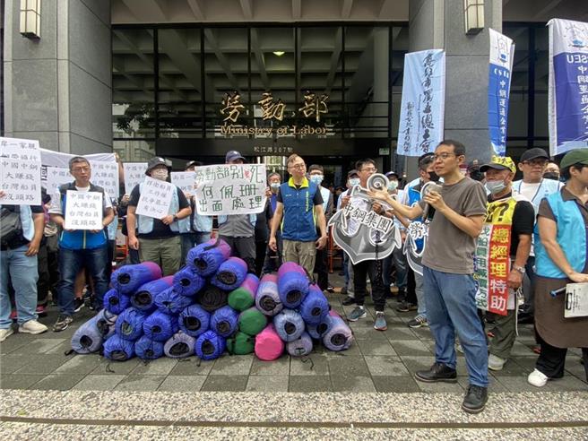 中运工会9日赴劳动部指控中钢运通公司违法中断下船船员投保，并要求劳动部针对资方违法行径立即要求限期改善。（林良齐摄）
