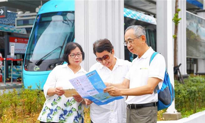 10月11日重陽節當天，65歲以上長者可持各縣市發行敬老電子票證，免費搭乘淡海、安坑輕軌及環狀線。（新北捷運公司提供）