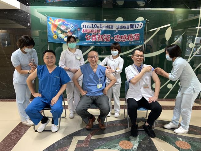 卫福部丰原医院李永恒院长(中)呼吁民眾应尽早完成流感与新冠疫苗，双重疫苗，提升保护力。（院方提供／李京升台中传真）