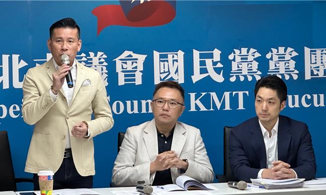 台北市议会议长戴锡钦（左）9日表示，程序委员会已收到北士科调查报告，目前共识是等京华城案也送来后，再一併送交大会处理。（丁上程摄）