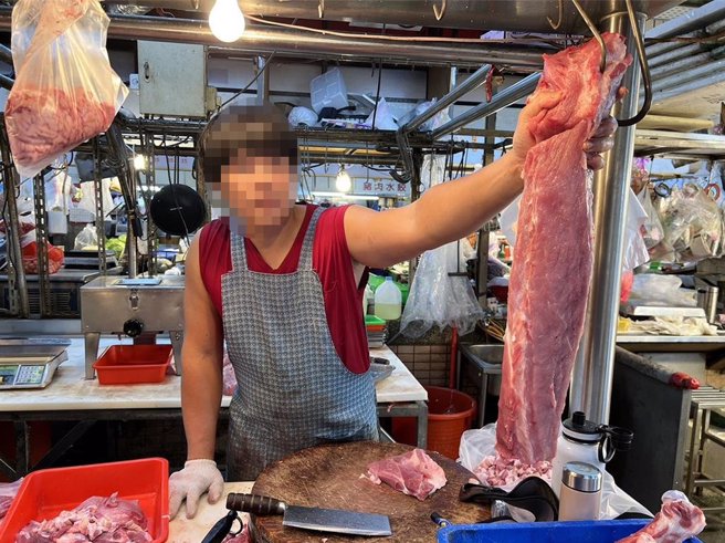 林姓男子與其母親在市場經營豬肉攤，長時間提重物和搬運工作，引發左肩部疼痛。（彰化基督教醫院提供／孫英哲彰化傳真）