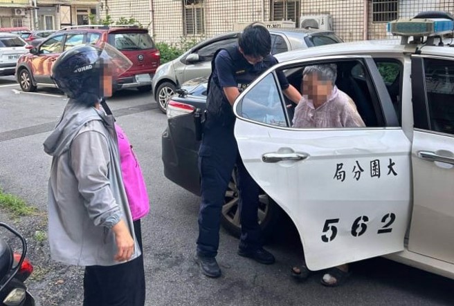 桃園83歲黃姓老婦人外出散步，不小心跌進水溝，警方透過失智老人協尋尋組，順利將老婦人送回家。（蕭宥彤翻攝）