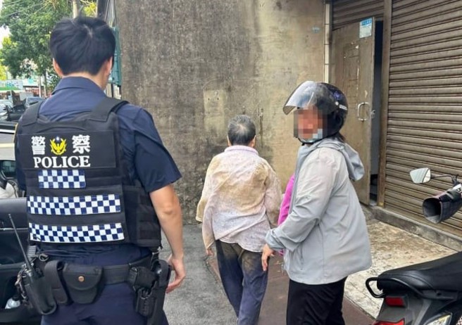 警方送黃姓老婦人回家，黃婦返家下車時，剛好遇到急著出門找人的女兒。（蕭宥彤翻攝）