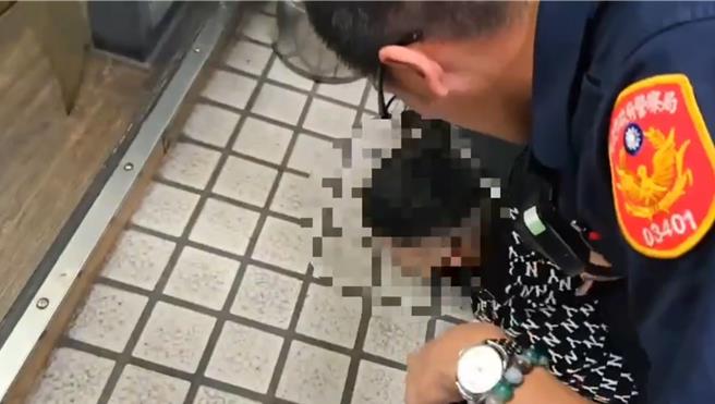 主嫌王男遭警方压制逮补。（警方提供）