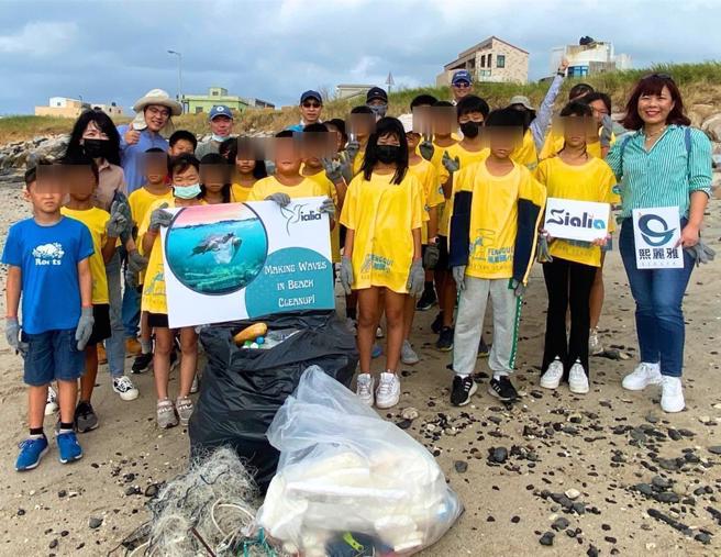 2024年10月9日澎湖县／美商熙丽雅携手风柜国小共同推动海洋保护活动，9日上午举办净滩活动。（美商熙丽雅提供／许逸民澎湖传真）