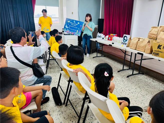 2024年10月9日澎湖县／美商熙丽雅携手风柜国小共同推动海洋保护活动，9日上午举办净滩活动，熙丽雅CEO曾馨慧在活动后分送摩斯汉堡早餐。（美商熙丽雅提供／许逸民澎湖传真）