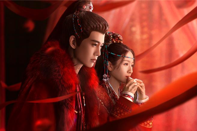 任嘉伦（左）《流水迢迢》合作李兰迪，女方为他取名「雪宝」，觉得他太像那个动画角色。（图／爱尔达电视提供）