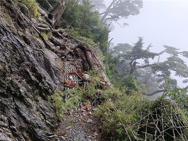 北大武山步道及檜谷山屋受近日午後強降雨影響，約2公里處路基產生裂縫且有擴大情形，為安全考量，將延長暫停開放至12月31日。（林業保育署屏東分署提供／謝佳潾屏東傳真）