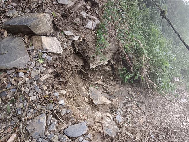 北大武山步道及檜谷山屋受近日午後強降雨影響，約2公里處路基產生裂縫且有擴大情形，為安全考量，將延長暫停開放至12月31日。（林業保育署屏東分署提供／謝佳潾屏東傳真）