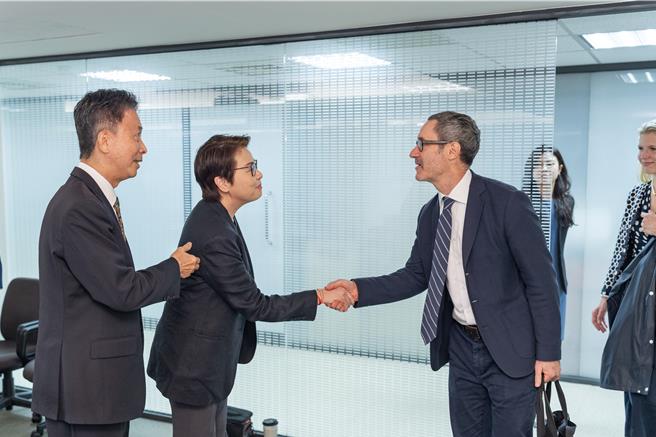 由「德国马歇尔基金会」印太计画资深研究员巴金（Noah Barkin）率领的欧洲智库学者访问团，于今（9）日上午10时拜会民眾党。（民眾党提供）