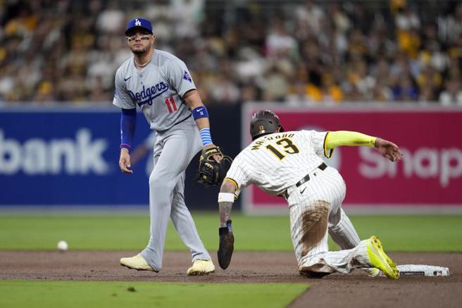 教士马洽多（右）2局下用技巧性跑垒让道奇发生暴传，通过二垒再攻上三垒。（美联社）