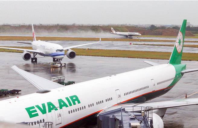 桃園國際機場為配合雙十國慶大會空中操演，10日上午8時至12時將有3次暫停起降作業，分別為8時29分至8時42分、8時56分至9時6分及11時36分至11時50分，暫停時間約10至15分鐘。圖為桃園機場機坪航機起降作業。（陳麒全攝）