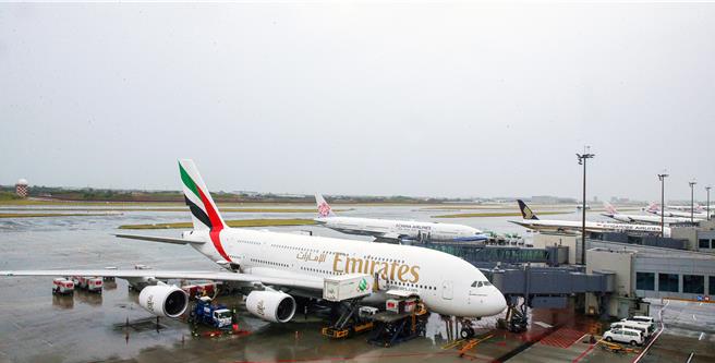 桃園國際機場為配合雙十國慶大會空中操演，10日上午8時至12時將有3次暫停起降作業，分別為8時29分至8時42分、8時56分至9時6分及11時36分至11時50分，暫停時間約10至15分鐘。圖為桃園機場機坪航機起降作業。（陳麒全攝）