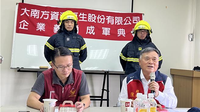 铭福集团总裁陈福松（第一排右一）目前担任台南市消防之友会第二办事处顾问，他说，加入义消不仅是救人救自己，更是累积功德最快的方式。（张毓翎摄）