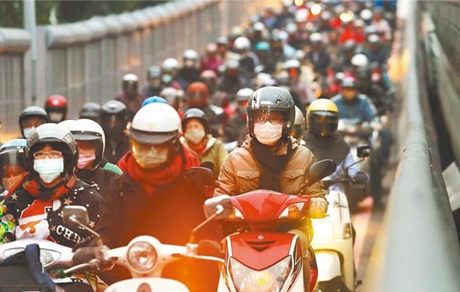 民眾汰换老旧车辆，在今年底前申请将减空污效益归给环境部，将可获得最高3万元的减空污补助，环境部今天预告修正相关规定，补助申请期限延长至2026年12月31日。（本报资料照片）