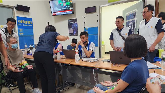 扶轮社肺癌筛检及AI中风预防筛检列车，9日开抵卫生福利部澎湖医院，展开大规模肺癌及中风预防筛检。（许逸民摄）