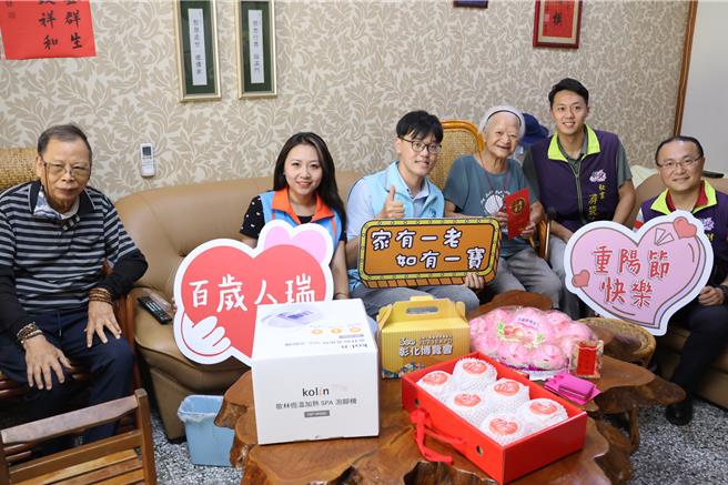 彰化縣員林市公所拜訪百歲人瑞黃蔡寬阿嬤（右三），她笑容滿面，讓人感受正能量。（員林市公所提供／孫英哲彰化傳真）