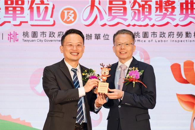 桃园市苏俊宾副市长（左）代表颁奖予长荣航空孙嘉明总经理（右）。（长荣航空提供／陈佑诚台北传真）