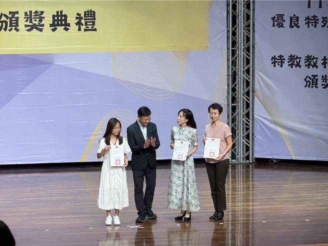关渡国小资优班老师林妙华（右1）9日荣获金质奖和全国卓越特殊教育人员肯定。（温予菱摄）