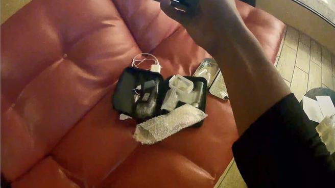 警方在詹姓男子等人所租的汽车旅馆房间桌椅，发现分装丧尸烟弹。（翻摄照片／洪靖宜高雄传真）