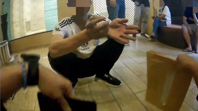 警方查获詹姓男子等人涉嫌分装丧尸烟弹。（翻摄照片／洪靖宜高雄传真）