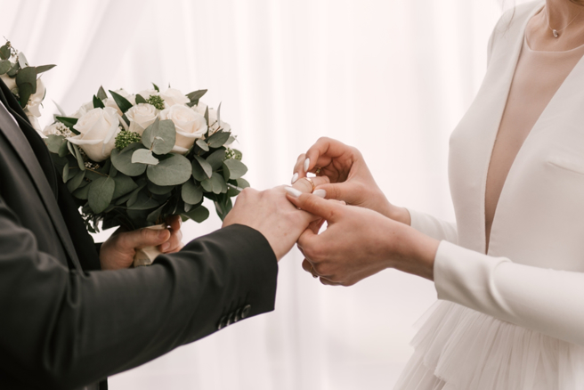 一名26歲男網友讓女友未婚懷孕想結婚，但女友外婆卻開口要36萬聘金。（示意圖：shutterstock／達志）