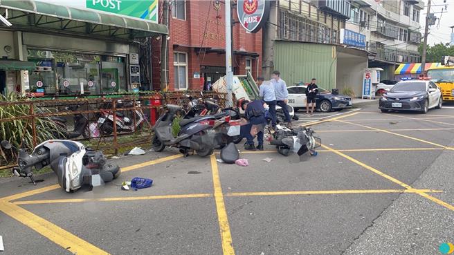 28岁黄姓男子今（9）日上午开车行经新北市三峡警分局横溪派出所门口时，疑因疲劳驾驶不慎偏移，擦撞一排警车后又撞上66岁经过的潘姓路人，造成潘重伤送医不治。（翻摄画面）