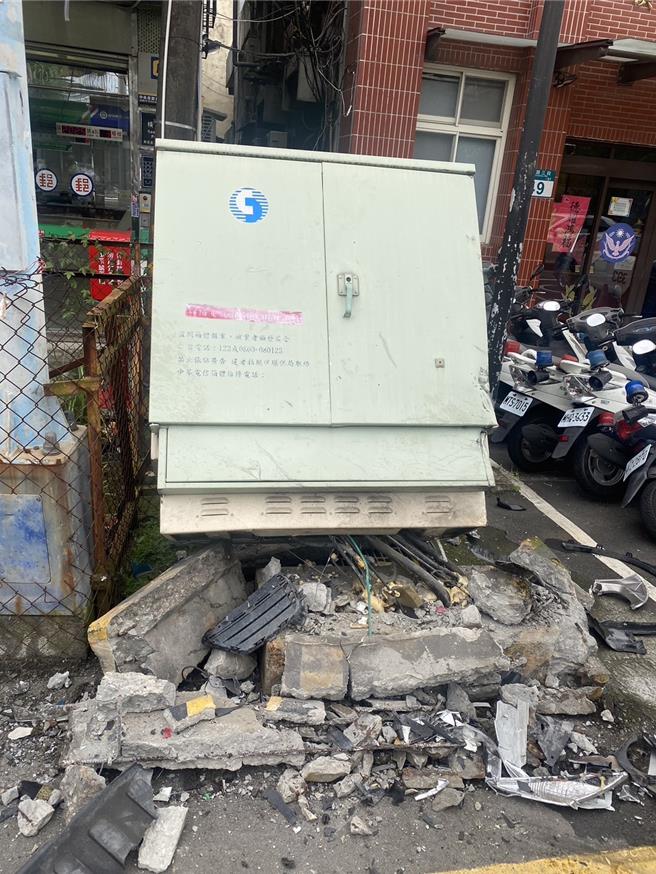 黄男今天上午开车行经新北市三峡区介寿路段时，疑因精神不济，在横溪派出所门口越开越偏，撞上派出所门口停放一排的警用机车后，再撞上恰好经过的潘姓路人，导致潘姓路人气胸重伤，最后撞上路旁的变电箱。（翻摄画面）