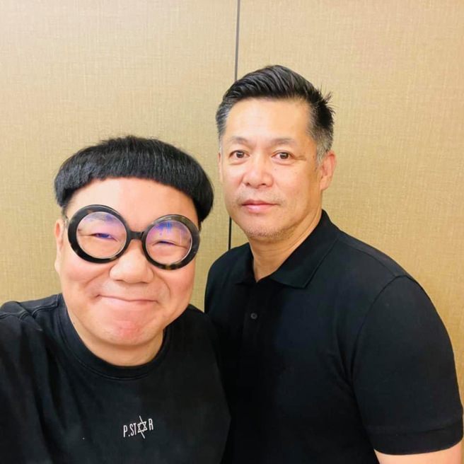 过去受到汪建民的照顾，蚬仔(图左)感念在心。(蚬仔提供)