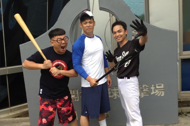 蚬仔(图左)过去常和汪建民一起打棒球。(蚬仔提供)