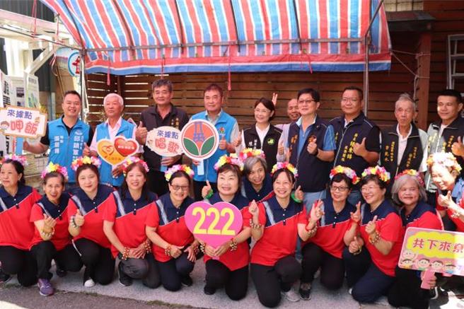 苗栗縣長鍾東錦9日為卓蘭鎮東盛社區發展協會關懷據點主持揭牌啟用，成為全縣第222個關懷據點。（苗栗縣政府提供／謝明俊苗栗傳真）