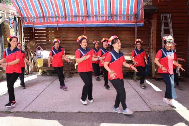 苗栗縣長鍾東錦9日為卓蘭鎮東盛社區發展協會關懷據點主持揭牌啟用，成為全縣第222個關懷據點。（苗栗縣政府提供／謝明俊苗栗傳真）