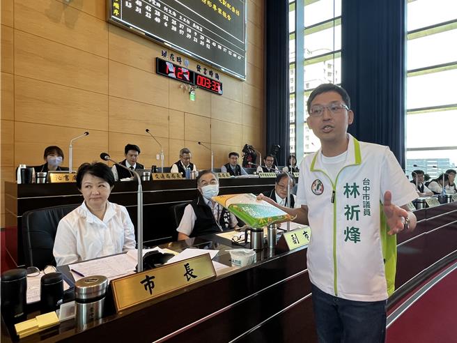 台中市議員林祈烽拿出白米送給台中市長盧秀燕，為基層鄰長爭取福利，要求市府各單位「吃米要知道米價」。（林欣儀攝）