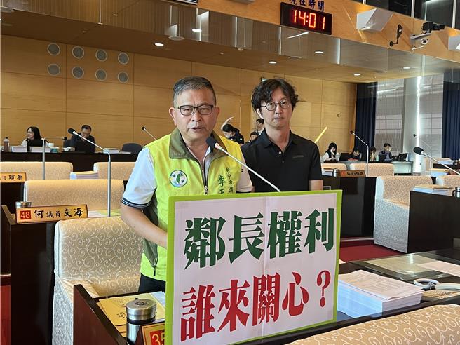 台中市議員李天生建議將報紙、有線電視及網際網路等補助折換成現金給鄰長自由處理，或是乾脆3種全部補助。（林欣儀攝）