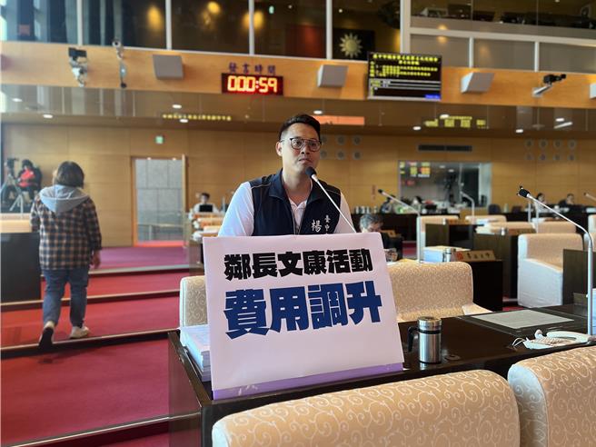台中市議員楊大鋐建議市府調整鄰長文康費用。（林欣儀攝）