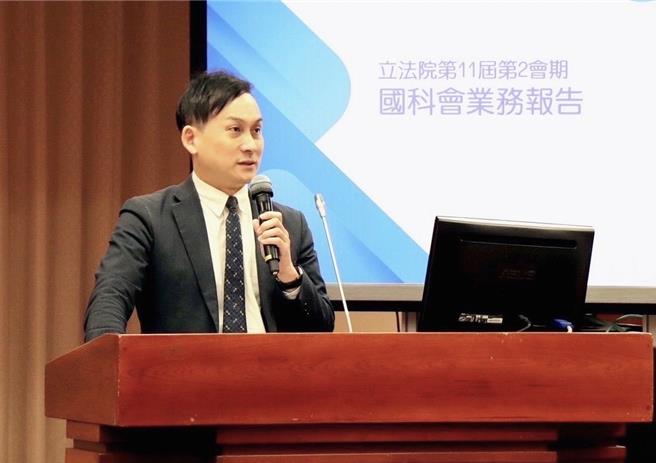 國科會推出博士生獎學金，額度為1個月4萬元，補助3年，共400名額，讓明年想讀博士班的考生提前申請，申請期限到這個月底，但國民黨立委葉元之質疑，國科會完全沒宣傳，大多數人都不知道這個計畫，質疑國科會搞黑箱，擺明是給「巷子內」的人申請。（圖／葉元之）