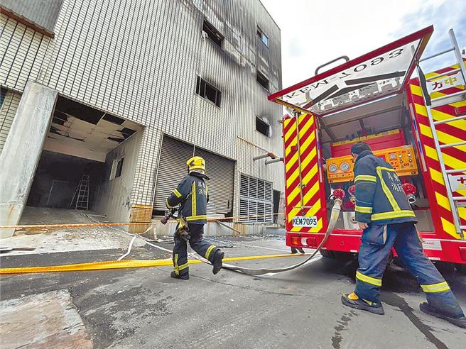 火调人员4日到安泰医院採证，以厘清起火原因，但期间化学消防车突然开进来，消防员立即着装备进入现场。（本报资料照）