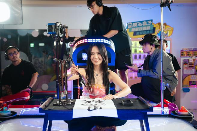 孫盛希在〈Hate U MORE〉MV裡揮毫寫書法。（滾石唱片提供）