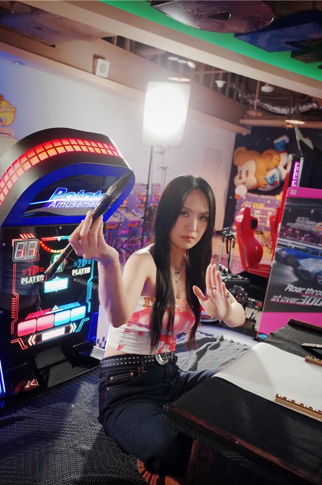 孫盛希在〈Hate U MORE〉MV裡揮毫寫書法。（滾石唱片提供）